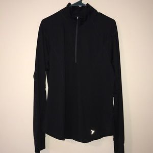 Woman’s Old Navy active 1/4 zip pull over-Black